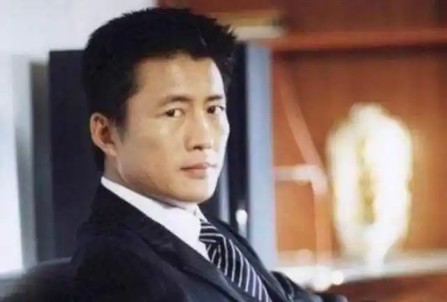 56岁高曙光和4岁儿子庆生:离开江珊后,娶小17岁名媛,幸福美满|演员