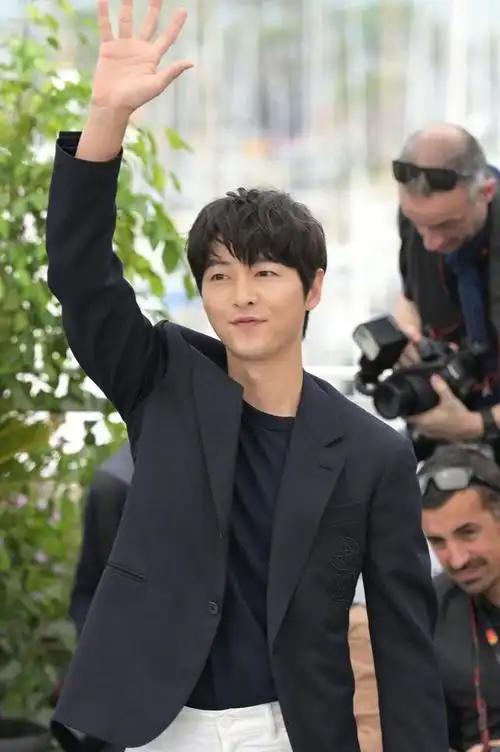 宋仲基戛纳首亮相太帅啦穿黑色西装好显嫩笑起来太像少年了