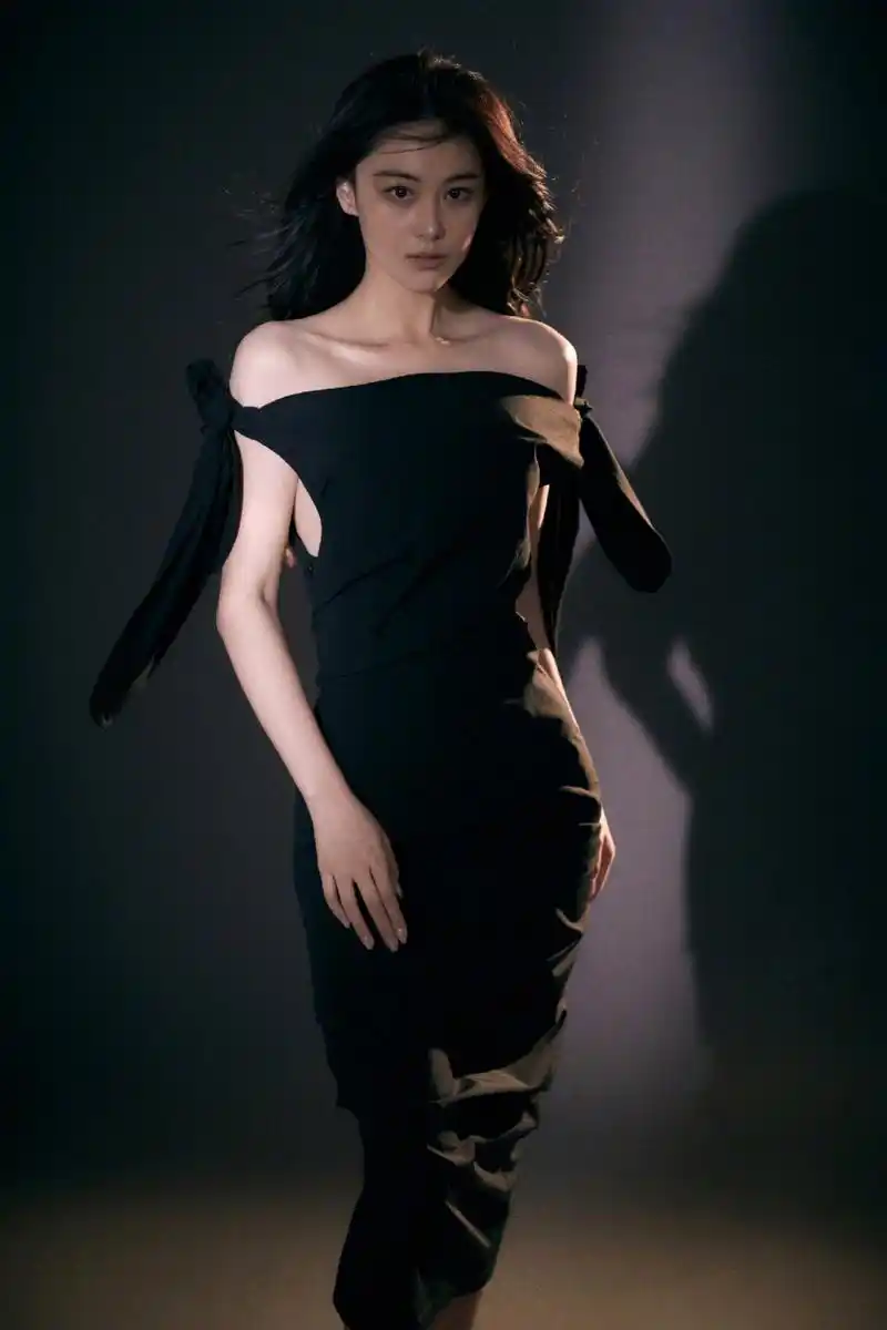 张馨予露肩黑裙写真,纯欲气质拉满,迷人的神态让人心动不已!