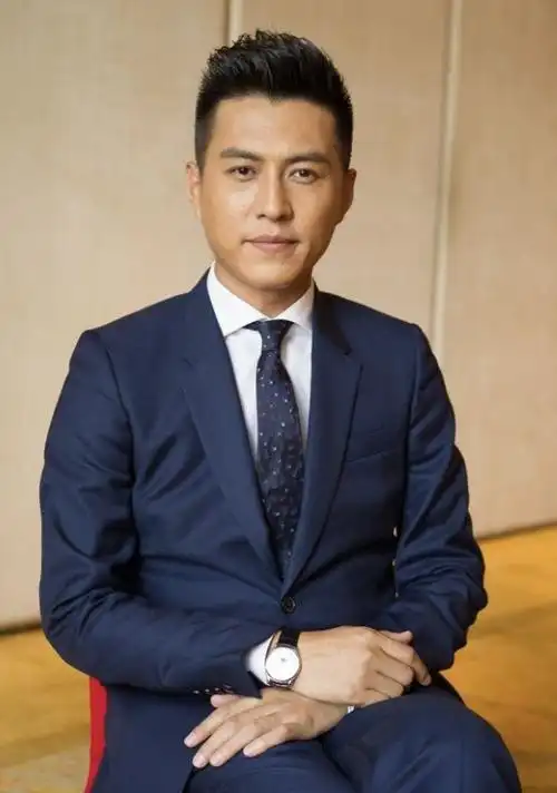 一帮"妙龄女孩"假扮"靳东"诈骗多名大妈被捕后:真靳东发声|社交网络_