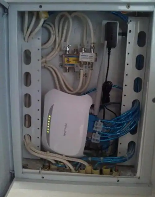 弱电箱最好选择大一些的,因为弱电箱也需要装不少东西的,如果是路由器