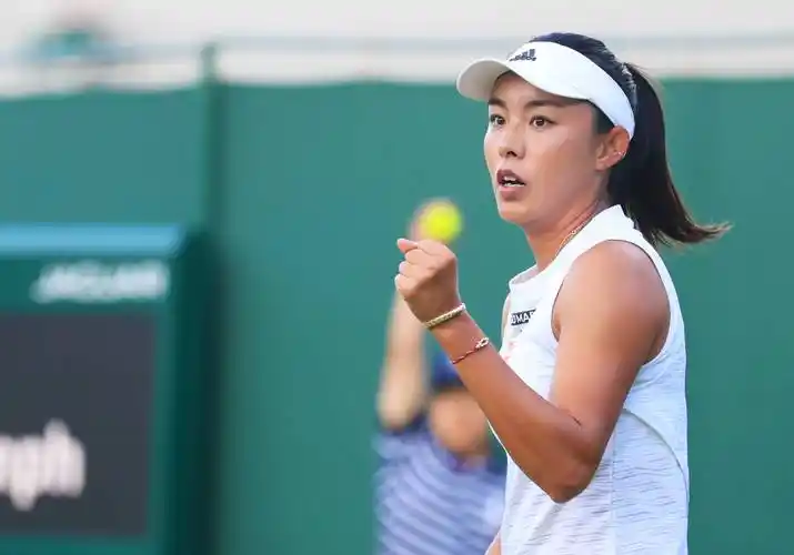 登网球公开赛女子单打第二轮比赛中,中国选手王蔷对阵英国选手沃森