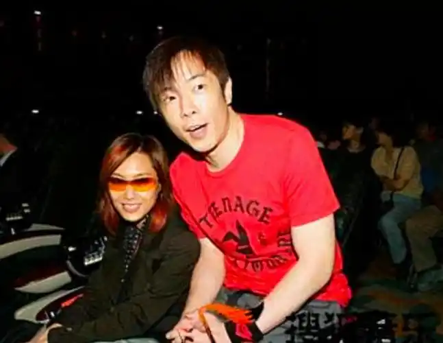 回顾黄贯中48岁幸运娶了朱茵两人相恋20年成了一生所爱