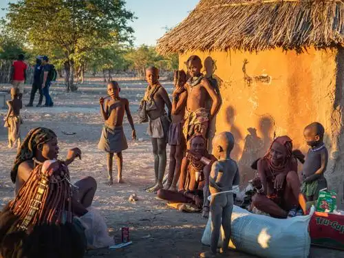 我拍摄的非洲原始部落一一辛巴族的红泥人.