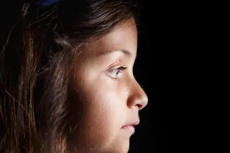 侧面小女孩图片