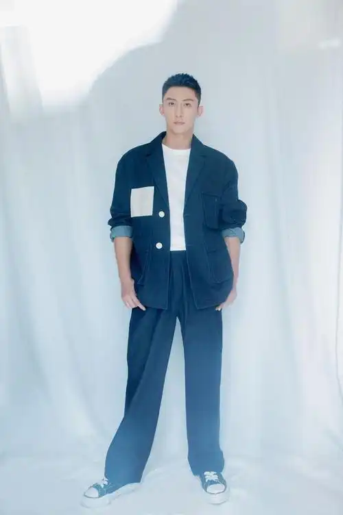 黄景瑜银发小老头造型好吸睛暗黑打扮酷炫不已与从前反差大