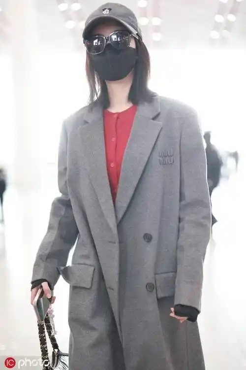 毛晓彤现身北京机场头戴棒球帽口罩遮脸低调休闲