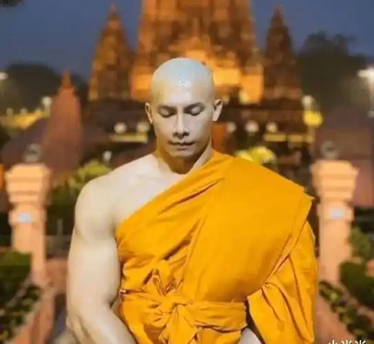 泰国最帅和尚还俗穿袈裟秀麒麟臂引无数富婆疯狂