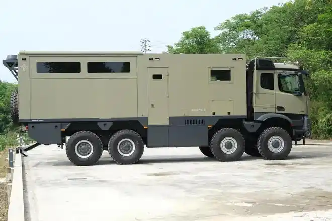 作为一款末日型重型越野房车,车体颜色不仅要让人满意,还需要具备强烈