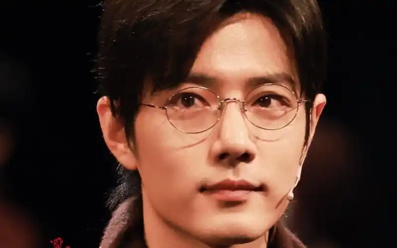 啊啊啊肖战谢幕时的这个甜笑,看不够啊看不够,无敌可爱的宝