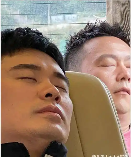 邓超偷拍嘉宾睡觉,鹿晗撞脸尹正不算啥,一不小心认错"蔡徐坤"_照片