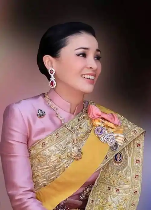泰国王后大气晒贵妃照!贵妃穿衣时髦,可座位跟王后之间差两公主