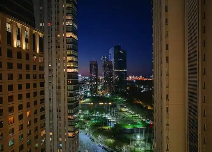 所住公寓的窗外,可以看到不远处的灯火通明的河港.