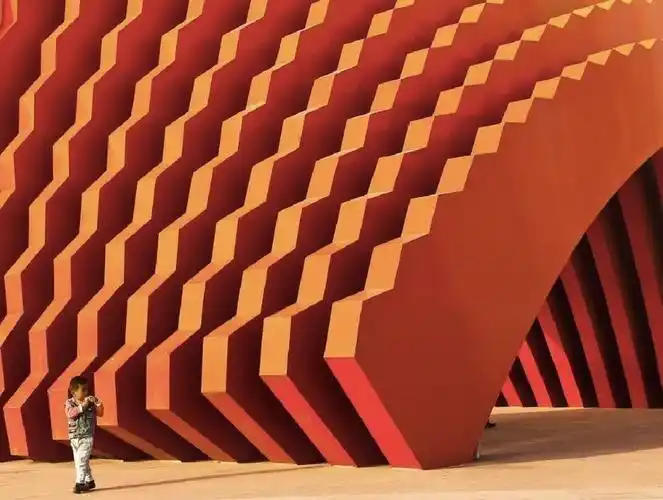 (在排列组合叠加时一定要注意椅子之间的稳定性,安全