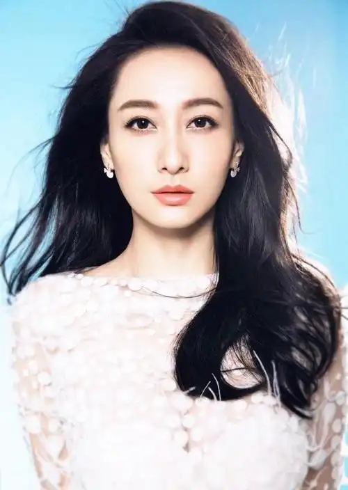 国民师姐董维嘉真敢穿穿露肩装秀蚂蚁腰34岁仍单身