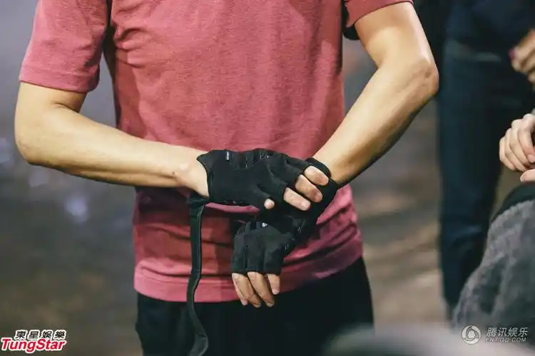 48岁张家辉举哑铃硬朗帅气 肌肉线条分明可见