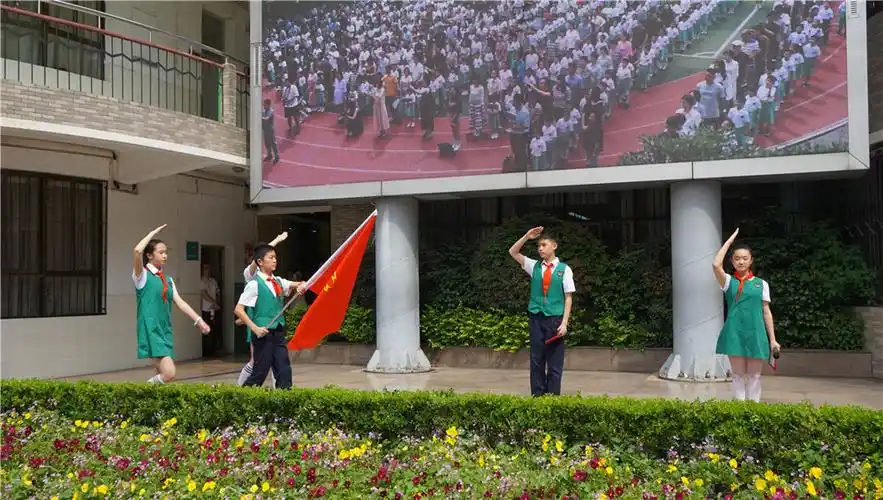 武汉市育才第二小学筑梦逐梦争做新时代好队员系列活动之二一年级入队