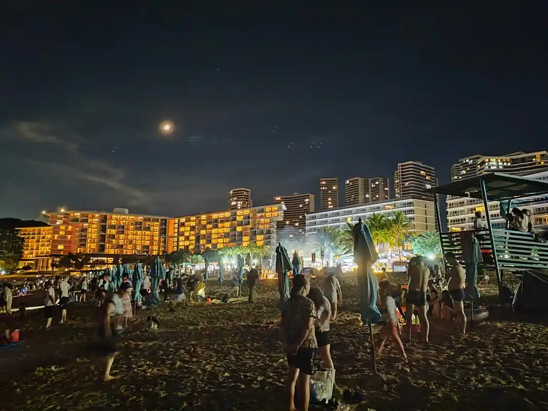 夏天夜晚海滩上