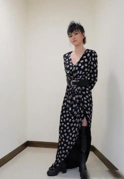 孙燕姿惊喜直播光脚唱歌!简单白t搭黑色牛仔裤,素颜出镜太美了