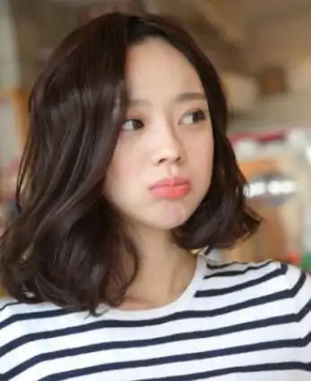 女生短发波浪卷发型图片 示范短发女生波浪卷发如何扎