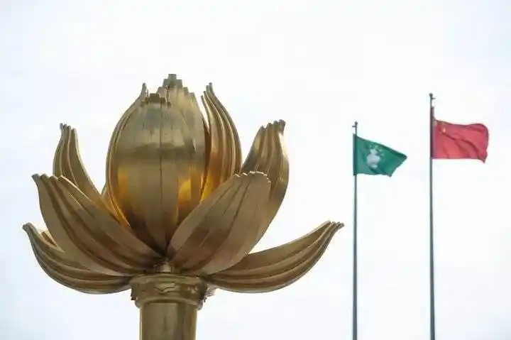 1999年12月20日零点零分,五星红旗和澳门特区区旗在澳门的夜空冉冉