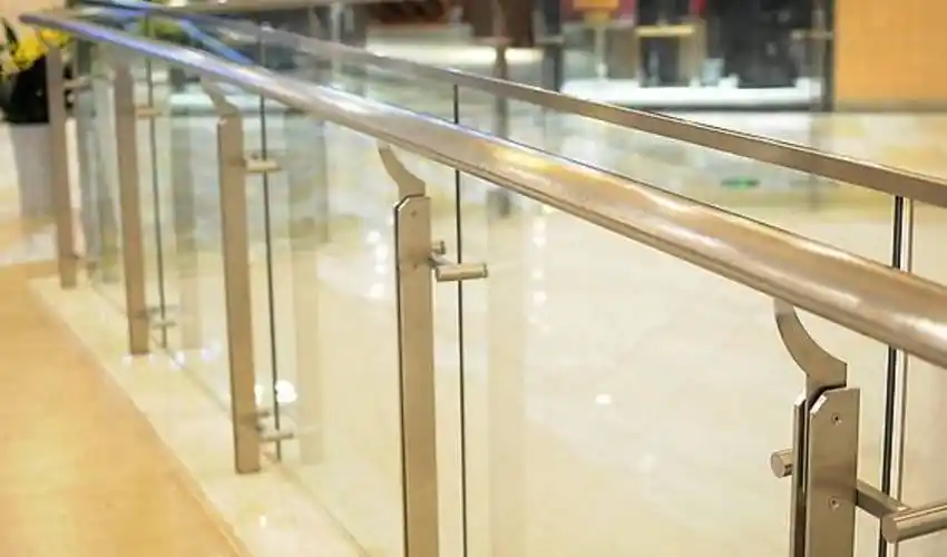 惊魂 | 婴儿车突然滚下电梯 母亲栽倒 孩子被甩出……商场的安全隐患