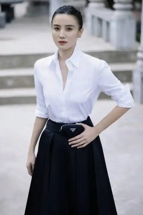 宋佳发布夏末初秋写真白衬衫配黑色伞裙造型简约