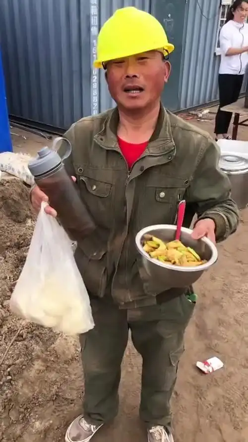 工作量大的农民工,一顿吃十个馒头,都是大胃王啊!