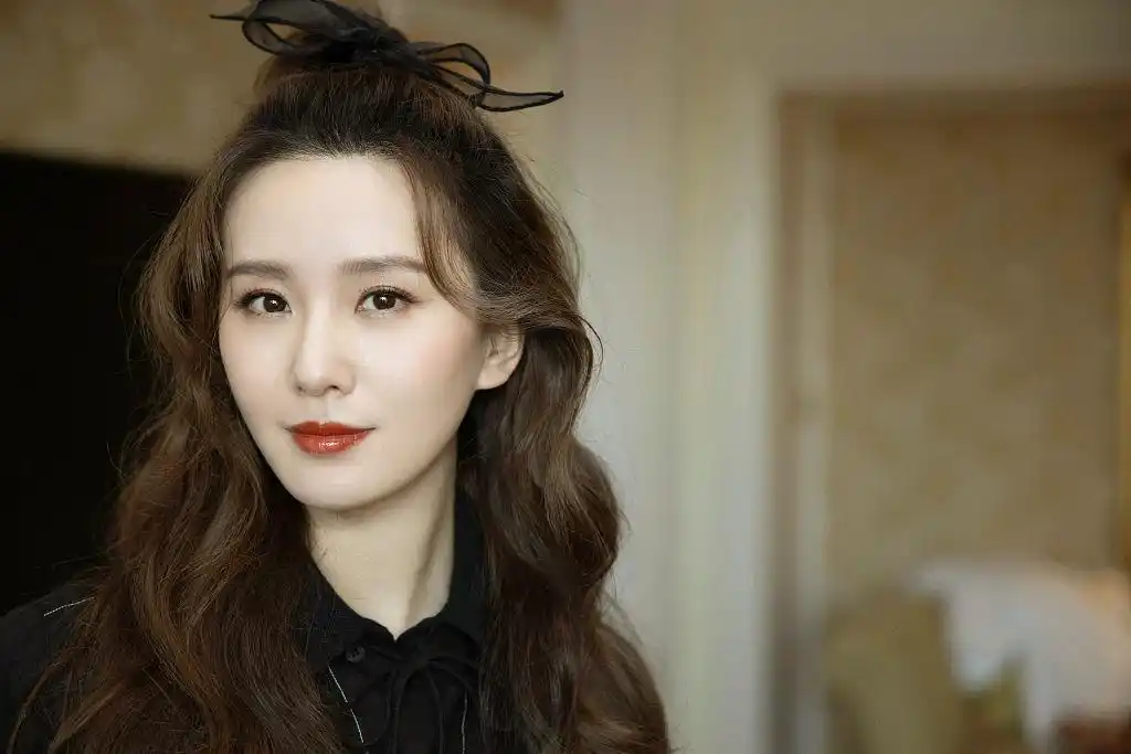 刘诗诗蝴蝶结卷发高马尾甜飒 黑色收腰纱裙展露百变型格