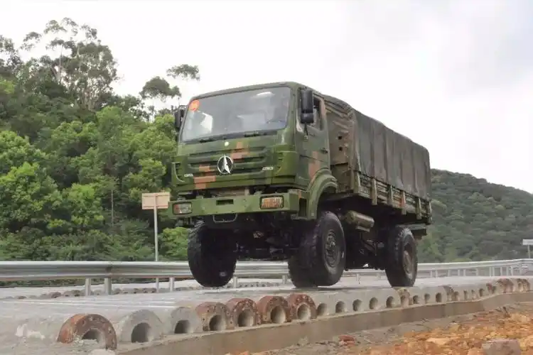 南部战区陆军"汽车能手"集训队冲刺备战掠影