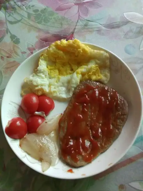 丁施歆怡自制的牛排早餐