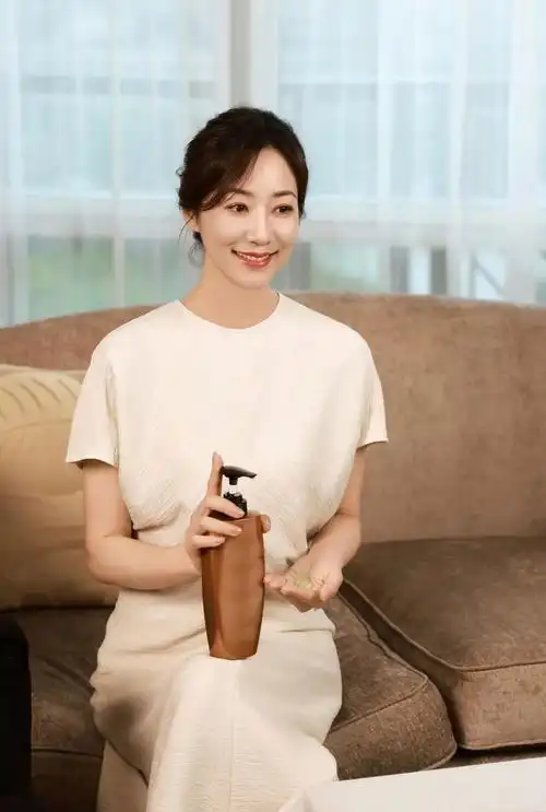 韩雪,一袭乳白色长裙,身形苗条,美腿修长,充满优雅端庄的女神范,美爆