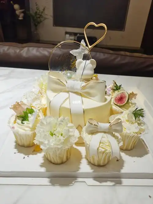 网红生日蛋糕,真的很漂亮,实物比照片好看多了