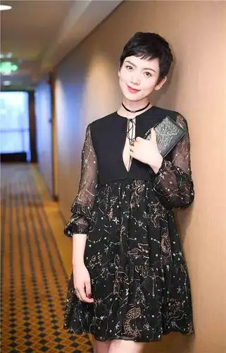 李晓峰出席香水派对 时尚黑裙秀九头身身材