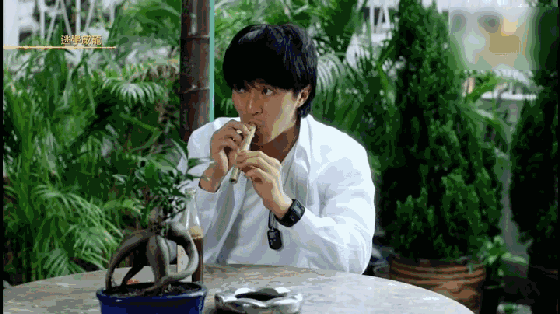 终于明白逃学威龙中达叔为什么能吐出烟了