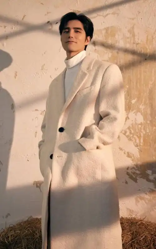 平面照片还用心的准备了小鲁班,阿云嘎拿着小鲁班时真的萌我一脸,反差