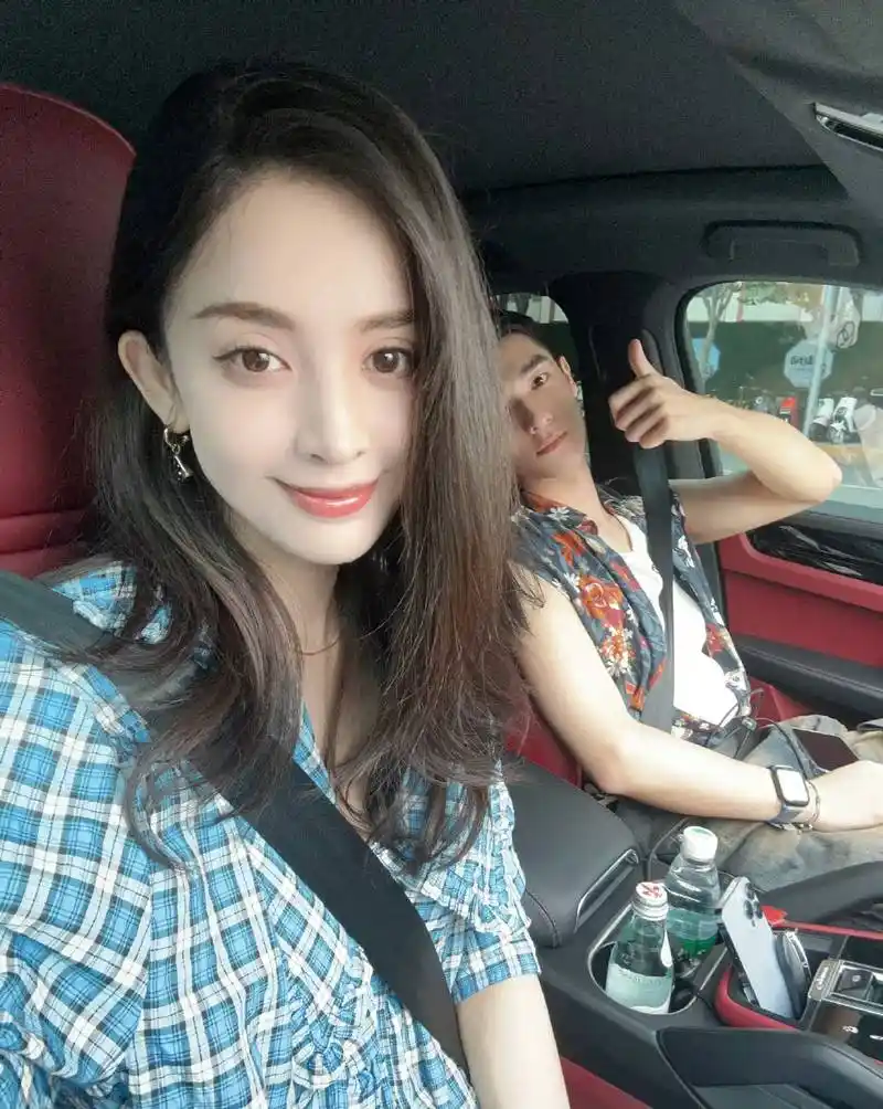 古力娜扎新恋情曝光,两人逛街被拍,疑似已同居