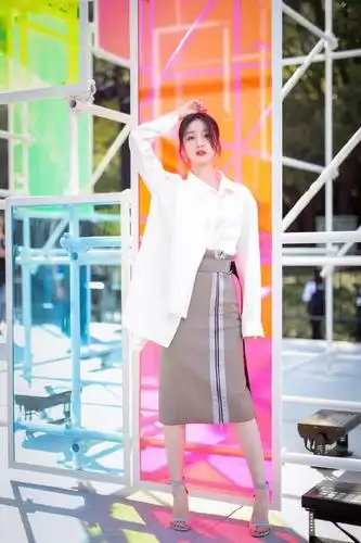 给戚砚笛的颜值"跪了",超显胖的外套都能穿出少女感,鞋子更萌