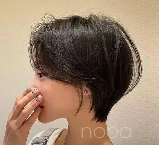 会显得发量更多,立体感更足,很适合发量少的小脸型女生,这种短发烫发