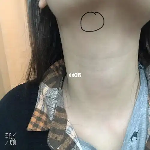 有谁知道下颚这里摸起来感觉两边不一样