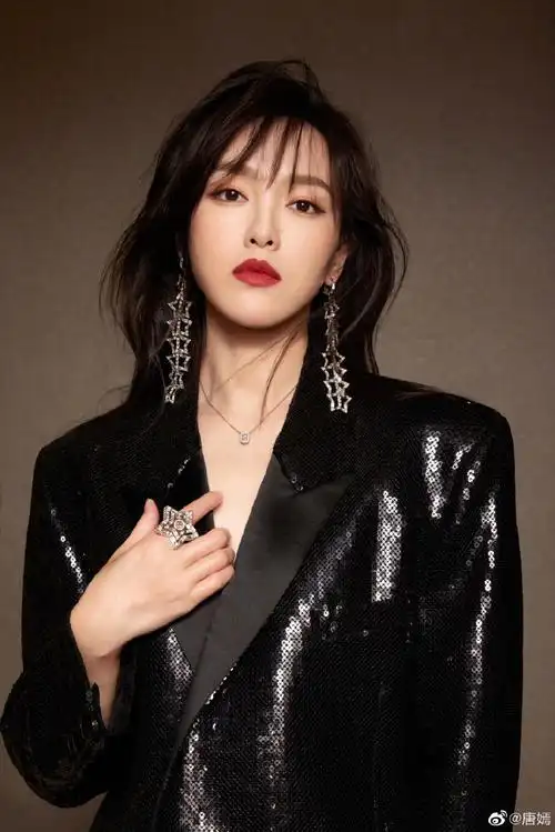 美女营业!上海女星唐嫣晒美照 黑衣红唇气场强——上海热线娱乐频道