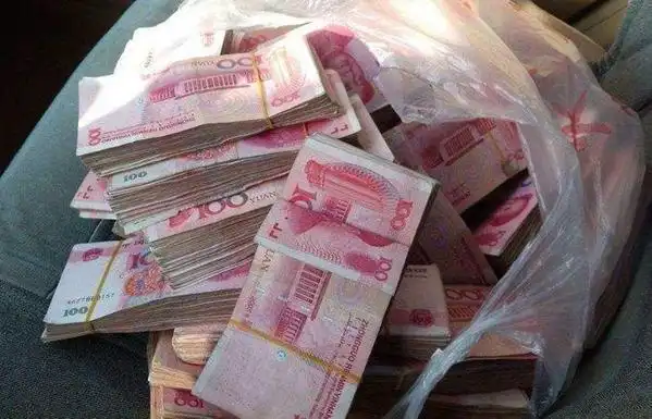 快来看看,这天上纷纷扬扬飘落的人民币.