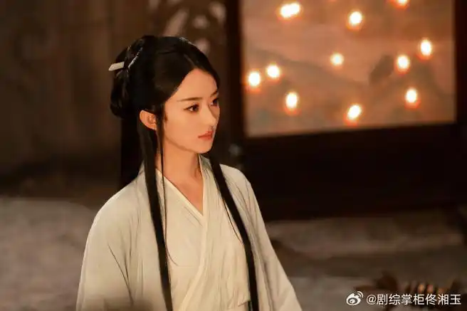 赵丽颖素衣撑伞##赵丽颖绿衣执伞剧照