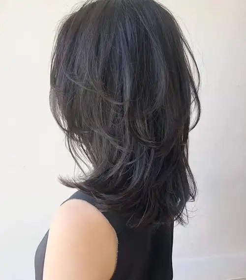 今年非常流行高层次的碎剪中长发