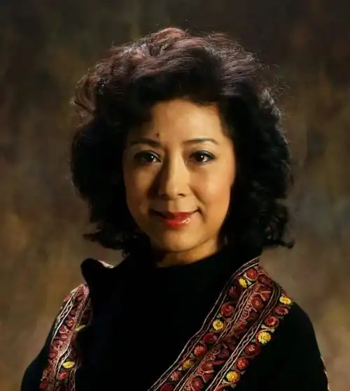 30岁被催婚嫁给小6岁的王星军,45岁二婚嫁前湖北省长助理江泓