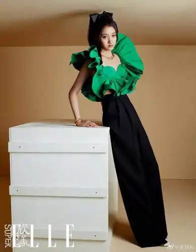 关晓彤登杂志封面 蝴蝶结造型更可爱!