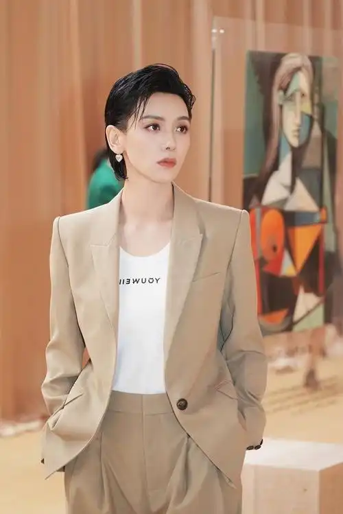 李晓峰亮相有尾时装秀 干练清爽时髦有态度