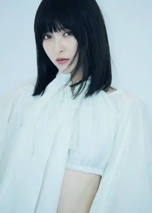 唐嫣齐刘海发型拍写真显稚嫩,罕见露小腹两个表情显内心小波动_女神