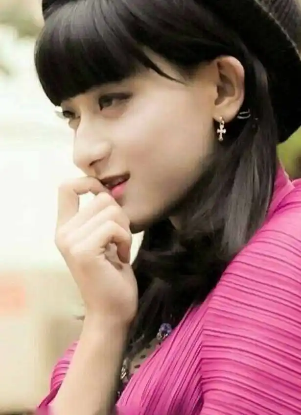 黄子韬男扮女装  妩媚骚姿,网友;看了第一眼就想娶他?