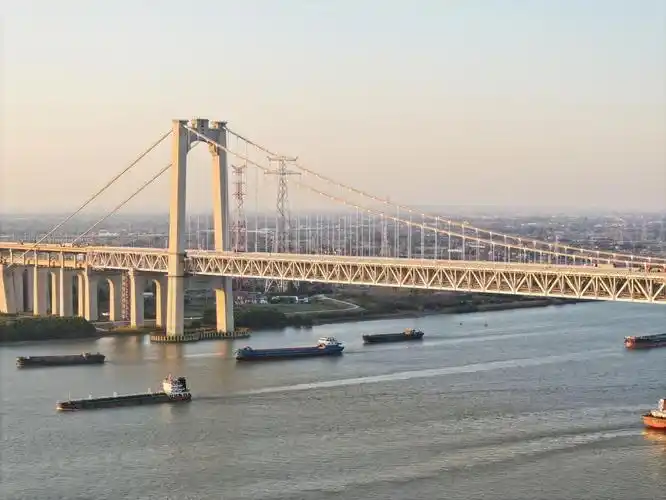 江苏>镇江>正文>在五峰山大桥指挥中心,媒体代表团看到了飞跨如长虹